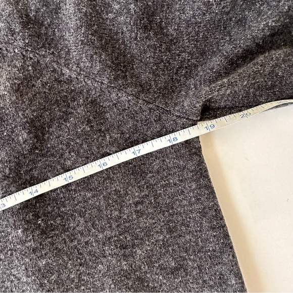 [SOLD] Aritzia Wilfred Grey Wool and Cashmere V-Neck Relaxed Fit Sweater size XS - Picture 10 of 14